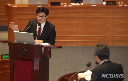 김건희 수사 두고 <b>한동훈</b>과 <b>설전</b>…정청래 "아주까리 기름 먹나"