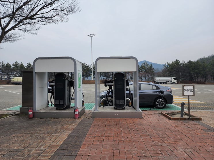  서천휴게소 목포방향 전기차충전소와 산책길