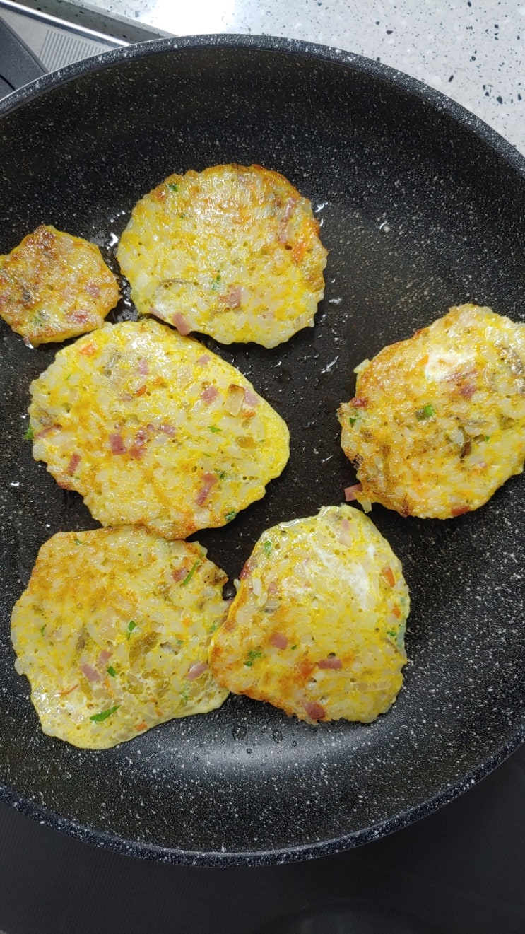  아빠표 요리, 아빠표 집밥, 아빠표 밥전, 초간단으로 만든 아이들 한끼식사 묵은지 밥전으로 주말 첫 끼를 해결한다.