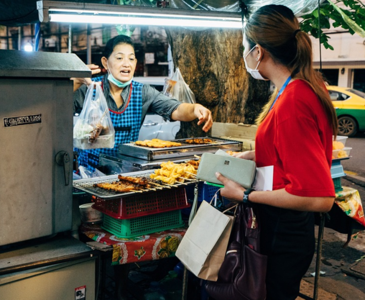  길거리 노점상, 가차 없이 철거하는 것이 맞을까
