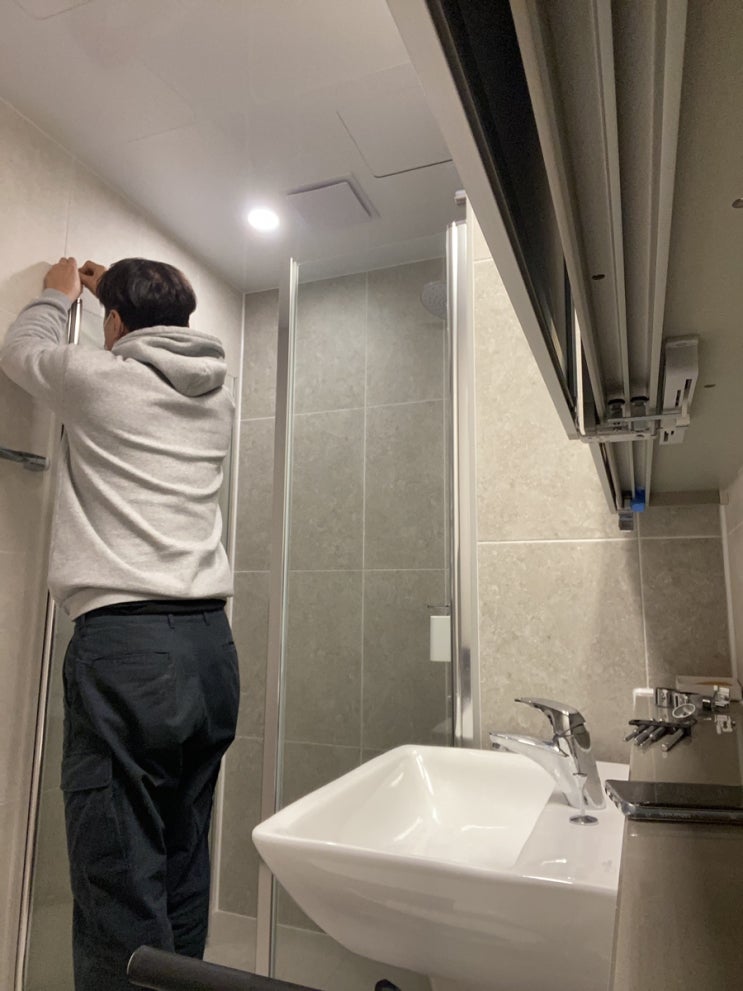 수도권 샤워부스 철거 작업, 유리문 철거 및 폐기물 처리까지 한 번에 해결, 샤워부스 철거 비용은?