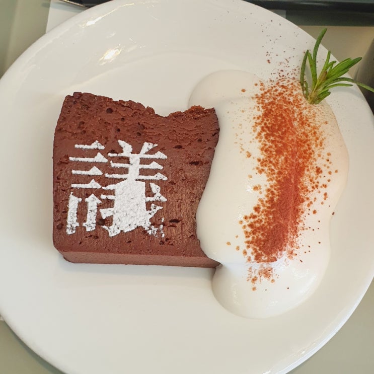 부산대학교 근처 무채색 카페 '의정서 / 議情徐' 부산대학교 근처 무채색 카페 '의정서 / 議情徐'