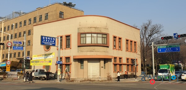 충북도, 옛 산업장려관 도민품으로 … 외벽 쇠창살 철거