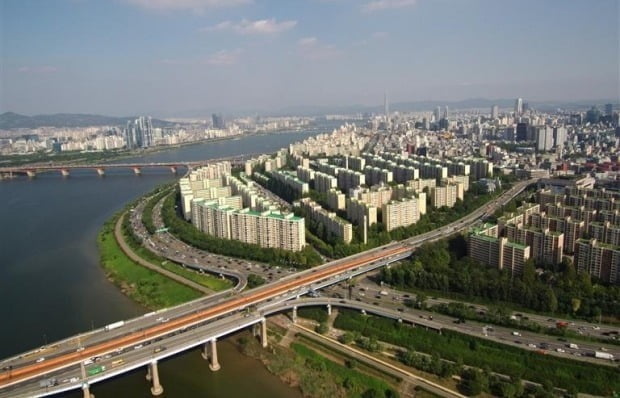 이 와중에 30억 신고가 썼다…하방 압력 견뎌낸 강남 아파트 이 와중에 30억 신고가 썼다…하방 압력 견뎌낸 강남 아파트