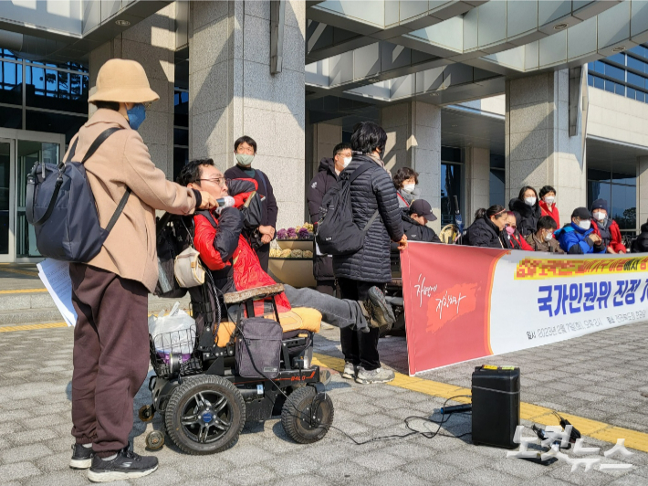 "차별이냐 안전이냐"…장애인 놀이기구 탑승 두고 또 '충돌' "차별이냐 안전이냐"…장애인 놀이기구 탑승 두고 또 '충돌'
