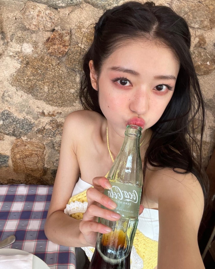 오마이걸 유아, 햇살보다 눈부신 명품 미모...쇄골 라인 노출로 고혹 자태 오마이걸 유아, 햇살보다 눈부신 명품 미모...쇄골 라인 노출로 고혹 자태
