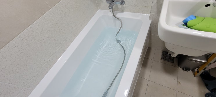  신사시티아파트 파티션 철거 후 욕조 공사