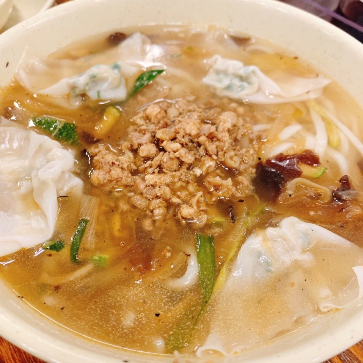  명동, 오랜 시간 사랑받는 칼국수, 만두 맛집 '명동교자'