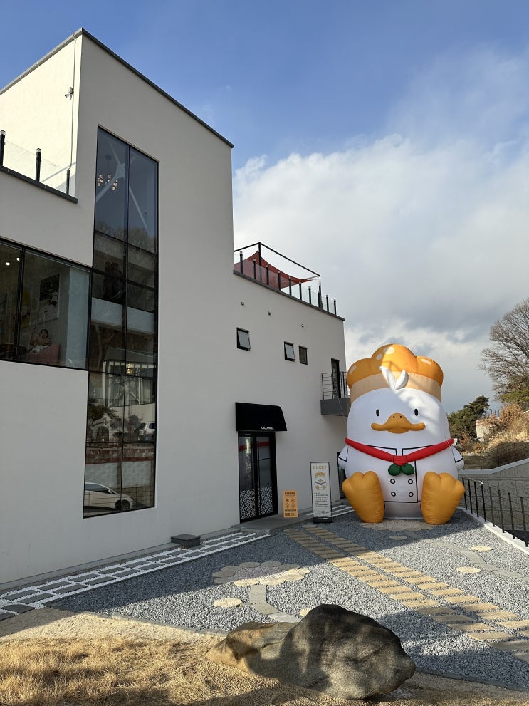 귀여운 대형 오리 캐릭터 등장! 맛도, 뷰도, 분위기도 좋은 대구 칠곡 카페 러키더키