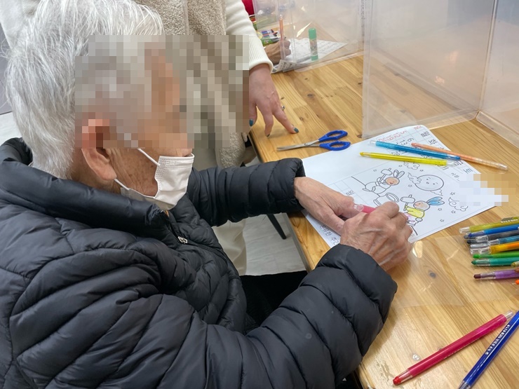  김해주간보호센터, 장유주간보호센터 국내최고의 프리미엄 온유한주간보호센터 인지활동 - 달력만들기