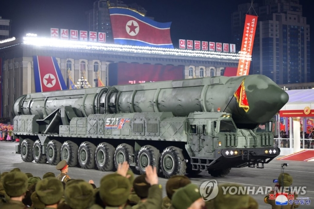 北열병식에 신형 '고체 ICBM' 등장…"최대 핵공격능력 과시" 北열병식에 신형 '고체 ICBM' 등장…"최대 핵공격능력 과시"