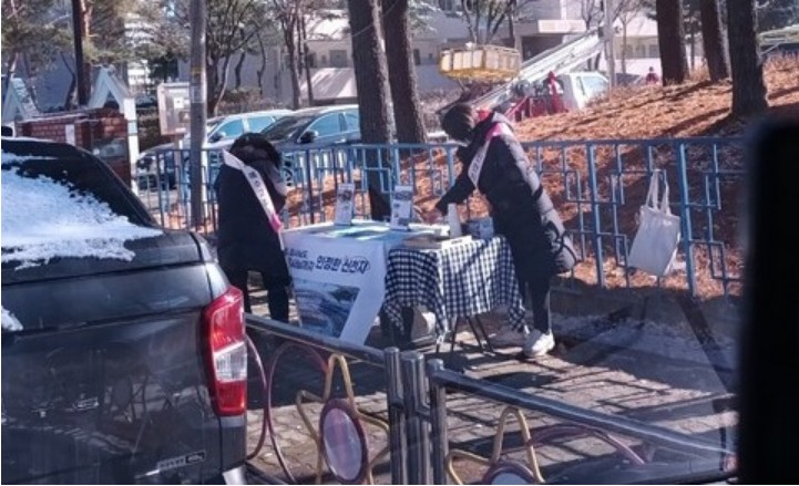 신천지, 전국 곳곳서 공개 포교…이번엔 춘천서 등장 플래카드 걸고 주민에게 설문 요구 이단 하나님의교회 앞에서도 포교