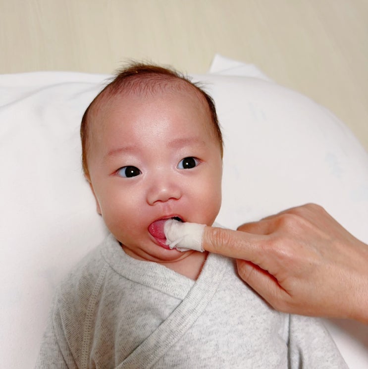  마더케이 멸균구강티슈로 신생아 잇몸관리해요