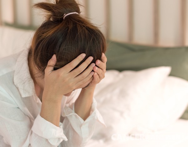  생리 때 발생하는 두통의 원인 및 통증 완화 방법