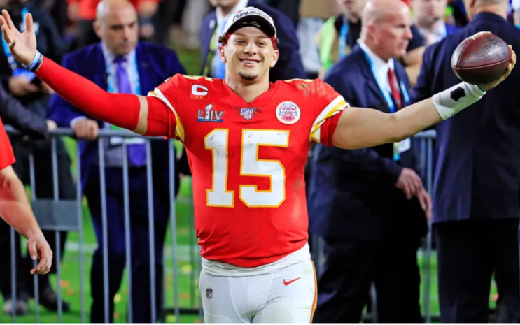 치프스 쿼터백 패트릭 마홈스는 2022년 NFL MVP에 선정되면서 아내 브리트니와 아이들에게 감사를 표합니다 치프스 쿼터백 패트릭 마홈스는 2022년 NFL MVP에 선정되면서 아내 브리트니와 아이들에게 감사를 표합니다