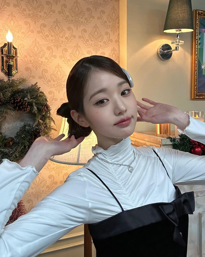 갤럭시 S23 광고 모델 장원영, 정작 자신 인스타그램에는 '아이폰' 노출도 갤럭시 S23 광고 모델 장원영, 정작 자신 인스타그램에는 '아이폰' 노출도