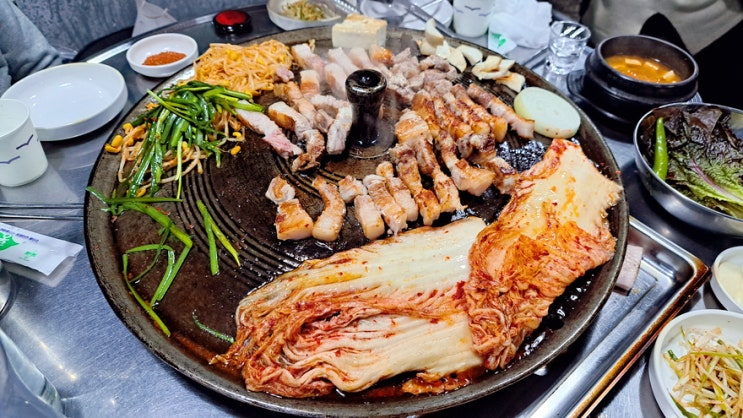 아들내미의 솥뚜껑 데뷔, 꿀돼지 솥뚜껑 삼겹살에서 가족 회식 아들내미의 솥뚜껑 데뷔, 꿀돼지 솥뚜껑 삼겹살에서 가족 회식