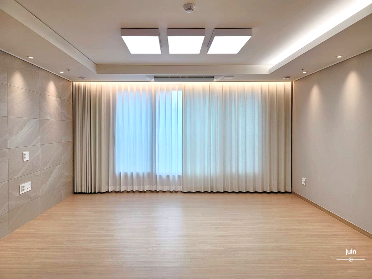  리엔커튼에서 전동커튼 전동블라인드 공간에 맞게 원단맞춤했어요