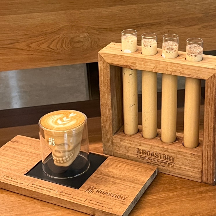  치앙마이카페 치앙마이님만해민카페 님만카페 Roast8ry Coffee Flagship Store