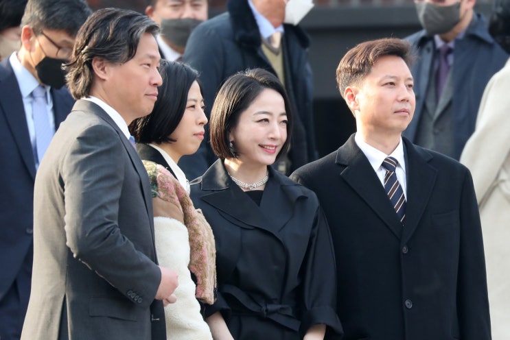 단발머리 올블랙 룩…'<b>현대</b>家 <b>며느리</b>' <b>노현정</b>, 정준선 결혼식 포착