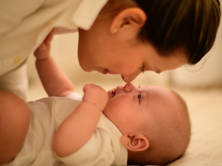 아기 입에 뽀뽀를 하면 안 되는 이유, 올바른 육아 습관 정보.