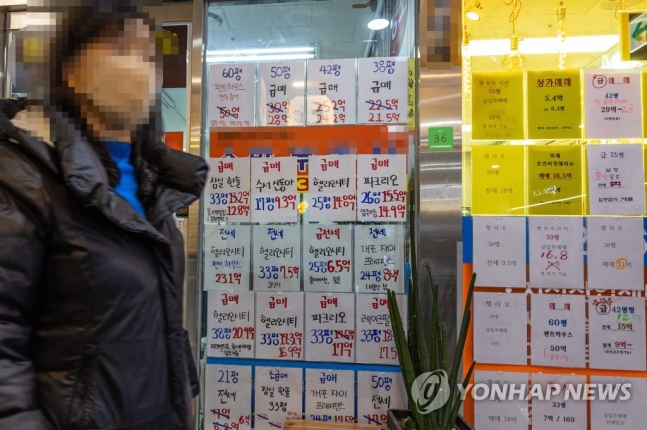 금리·입주폭탄에 떨어진 서울 전셋값…재계약때 수억원씩 '뚝' 금리·입주폭탄에 떨어진 서울 전셋값…재계약때 수억원씩 '뚝'