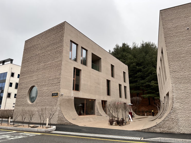  감성 가득한 이색적인 건물의 대전 수통골 카페 공간 태리