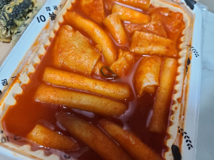 부여 분식 맛집 우리할매떡볶이에서 밀떡볶이세트 포장해서 먹었어요.