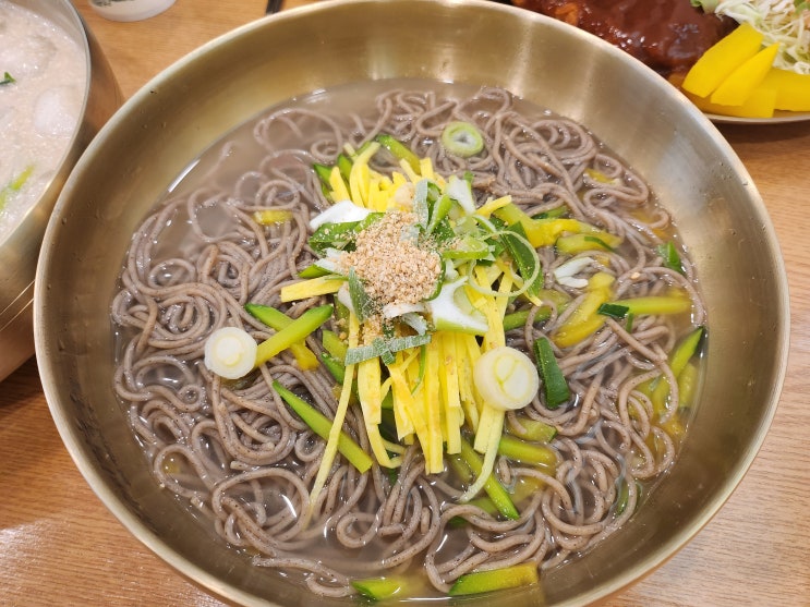  옹심이맛집 암사동막국수 개수리막국수 한 그릇 했어요.