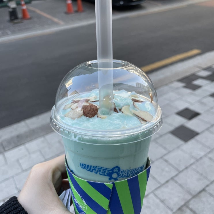  피스타치오 프라푸치노 먹음