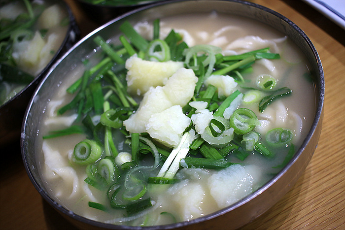  감자 전분 육수가 독특한 맛 구리잉꼬칼국수, 별미이긴 한데~
