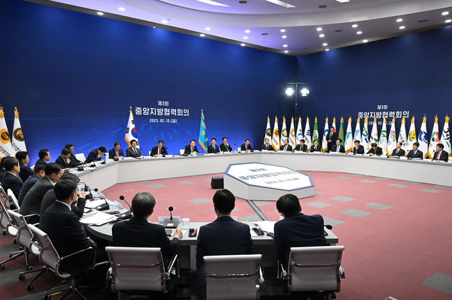 김현기 회장, <b>중앙지방협력회의</b>서 <b>대통령</b>께 "<b>지방</b>의회법 제정... 