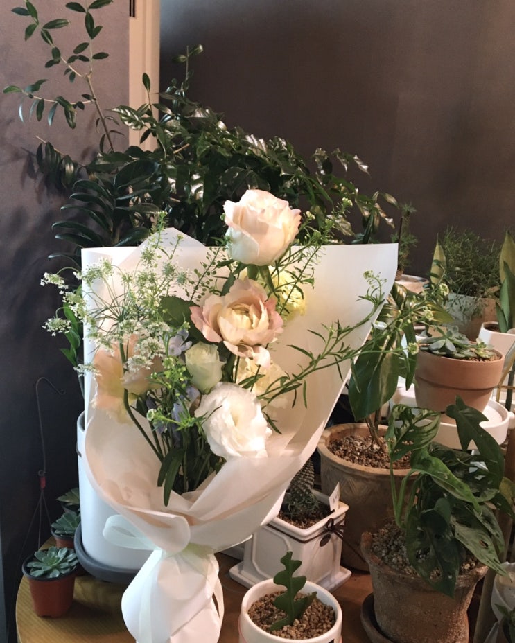 은은한 색감의 꽃다발과 꽃바구니 (부산 대신동 꽃집 빌데플레르) 은은한 색감의 꽃다발과 꽃바구니 (부산 대신동 꽃집 빌데플레르)
