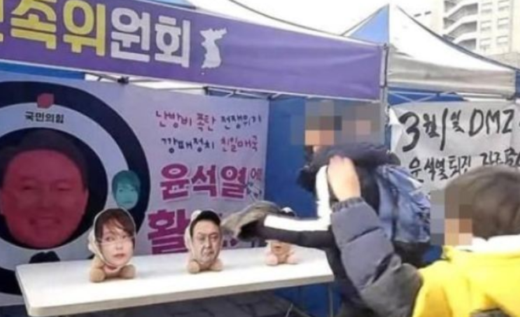 대통령 영부인 사진을 이용한 양궁 경기에 대한 논란이 커지고 있습니다 대통령 영부인 사진을 이용한 양궁 경기에 대한 논란이 커지고 있습니다
