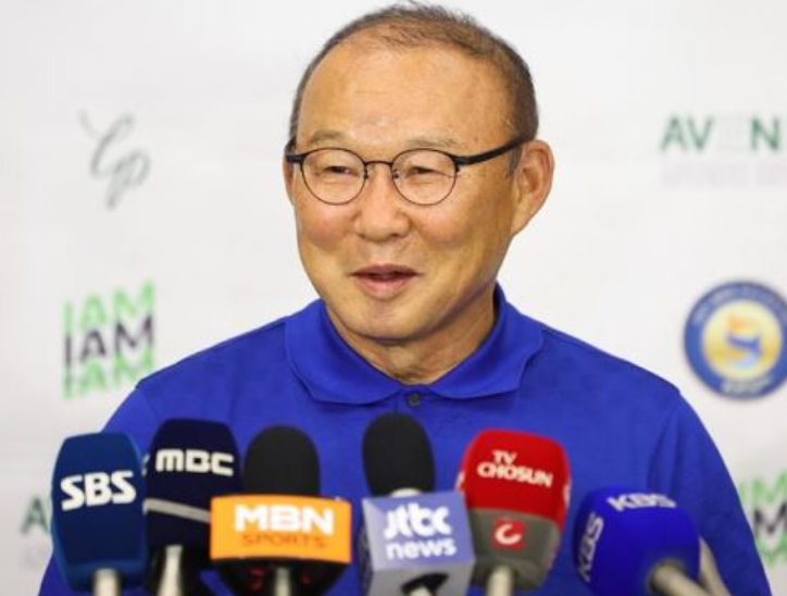 박항서 전 베트남 축구 감독이 한국 감독 선임 과정에 대한 비판을 재차 강조합니다 박항서 전 베트남 축구 감독이 한국 감독 선임 과정에 대한 비판을 재차 강조합니다