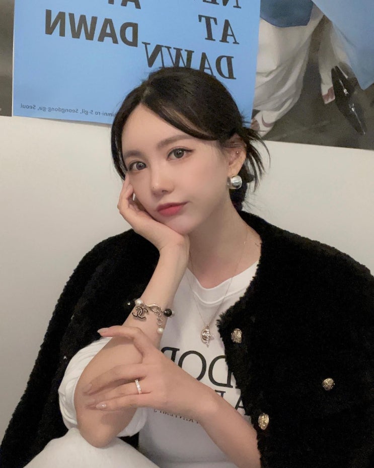 티아라 큐리, 과감한 비키니 자태...아찔한 볼륨감 드러내며 건강미 과시 눈길 티아라 큐리, 과감한 비키니 자태...아찔한 볼륨감 드러내며 건강미 과시 눈길