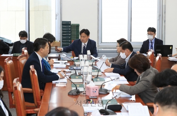 野, 환노위 <b>소위</b>서 ‘<b>노란봉투법</b>’ 강행 처리… 與 “불법파업... 