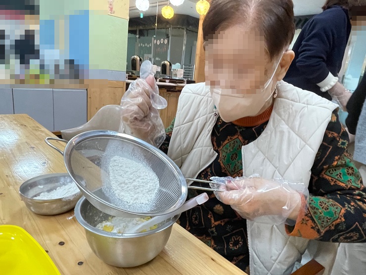 김해주간보호센터, 장유주간보호센터 국내최고의 프리미엄 온유한주간보호센터 인지활동 - (요리활동) 머핀 만들기