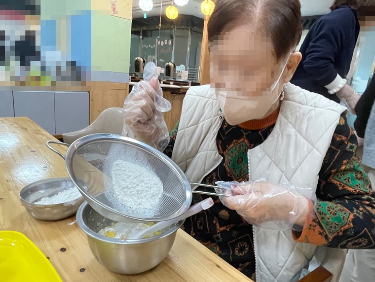  김해주간보호센터, 장유주간보호센터 국내최고의 프리미엄 온유한주간보호센터 인지활동 - (요리활동) 머핀 만들기