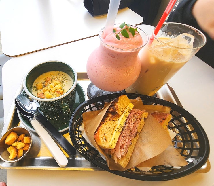  디플로어 카페 용인 처인구 디저트 맛집 잠봉뵈르 베이글 양송이 크림스프 먹은 후기