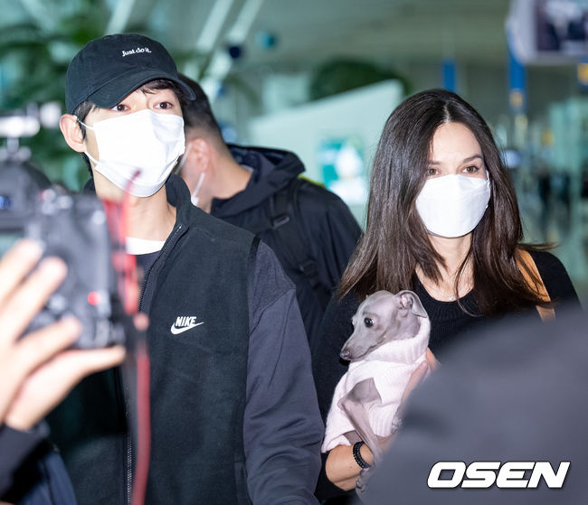 '새 신랑' 송중기, 임신부 아내 케이티와 헝가리로 동반 출국...유럽서 신혼 생활 '새 신랑' 송중기, 임신부 아내 케이티와 헝가리로 동반 출국...유럽서 신혼 생활