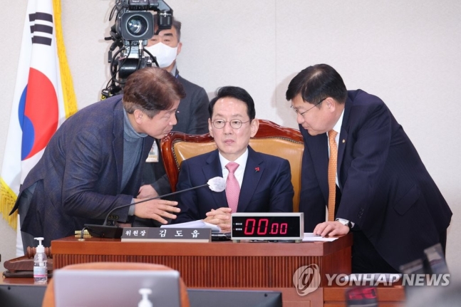 '김건희·50억 클럽 특검' 법사위 공방…"스토커" "수사 길잃어" '김건희·50억 클럽 특검' 법사위 공방…"스토커" "수사 길잃어"