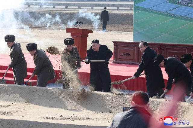 <b>김정은</b>, 평양 <b>살림집</b> 건설 착공식서 직접 '발파단추' 눌러
