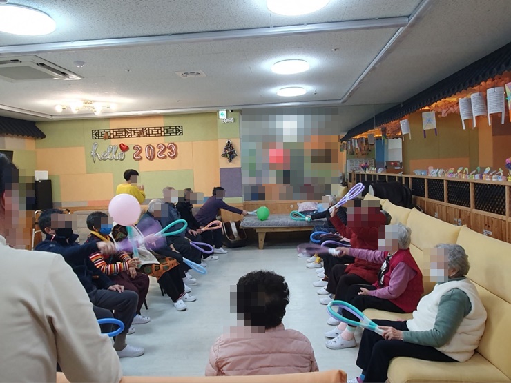  김해장유주간보호센터,김해장유어르신유치원,김해장유노인유치원_온유한 주간보호센터: 풍선배드민턴
