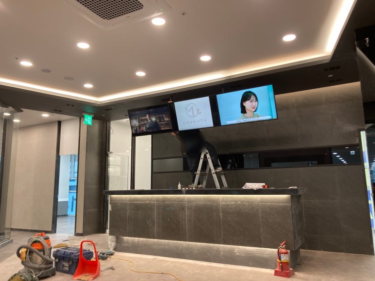  수원 영어학원 DID 광고모니터 45인치 트리플 브라켓 3대 천장