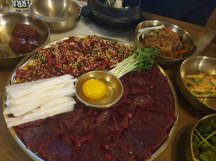  칠성동맛집 생고기 , 육회맛집 "곳간" 고기가 사르르 녹습니다