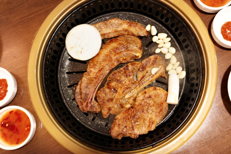  연희동 맛집 회식장소로 좋은 숯불에 구워 더 맛있는 고기집 [짚불집]