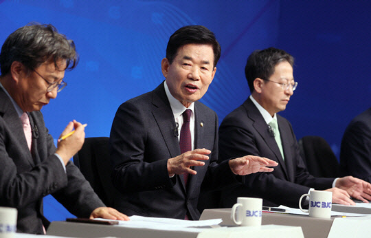 김진표 의장 "어떤 경우든 비례 <b>위성정당</b> 막는 선거제 개편은... 