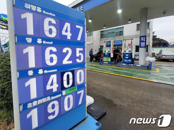 제주서도 '경유의 배신' 끝?…9개월 만에 휘발윳값 경유 추월 제주서도 '경유의 배신' 끝?…9개월 만에 휘발윳값 경유 추월
