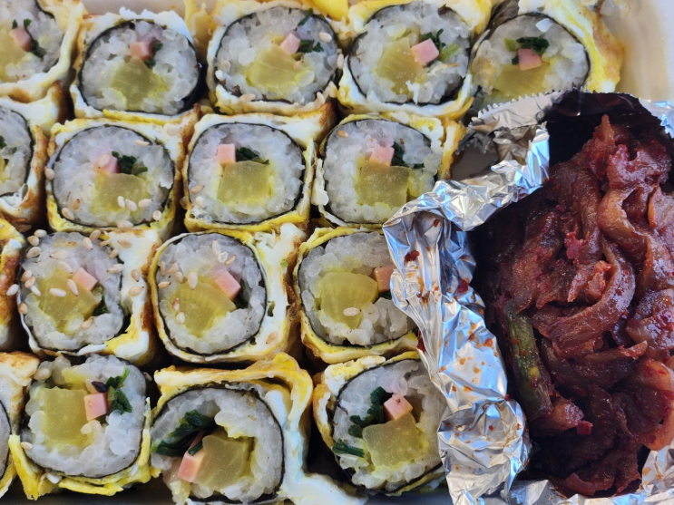  서울 봉천동 진순자 계란말이김밥 서초점 / 장아찌 올려먹는 꼬마김밥, 맛있다
